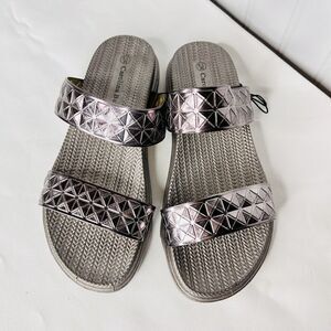 Carolina Bay Women's Sz  7-8 Silver Metalic Slip-On Flats Sandal Rubber Beach